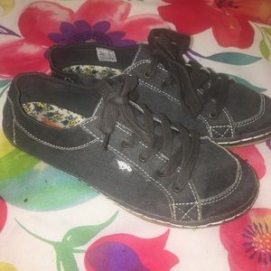 Rocket Dog Willie Lace-Up Canvas Sneaker